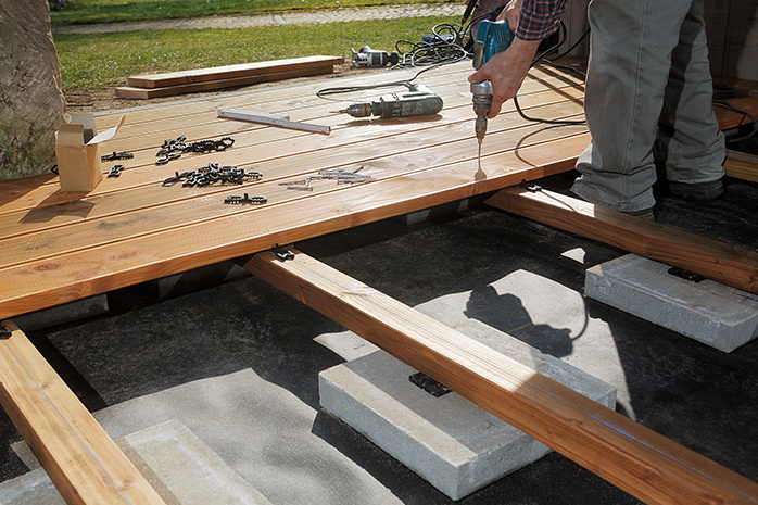 Holzterrasse selber bauen: mit ein wenig Geschick gelingt die Montage.