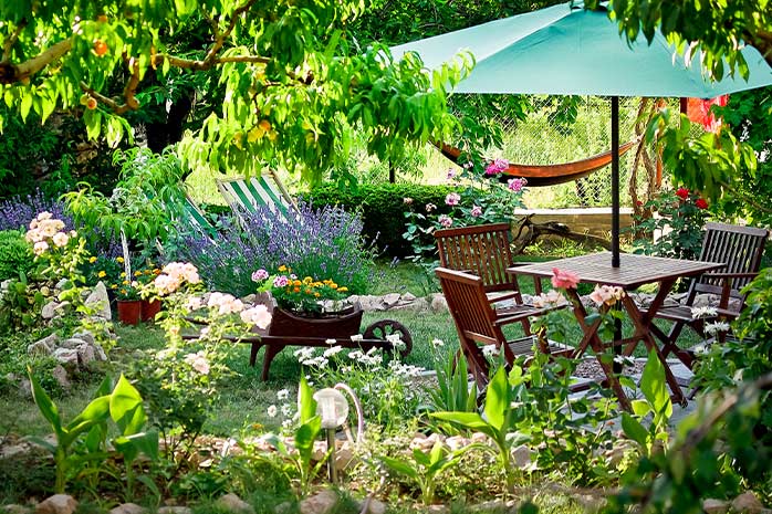 Ein Landhausgarten sticht durch seine üppige Bepflanzung hervor